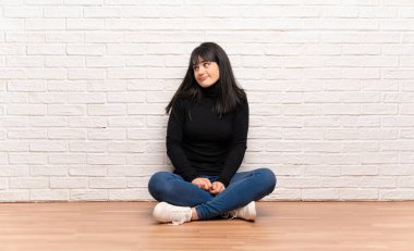 Yan seyir şüpheler jest yapma katta oturan kadın