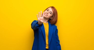 Trençkot ve sayım mutlu dört parmak ile olan genç Kızıl saçlı kadın