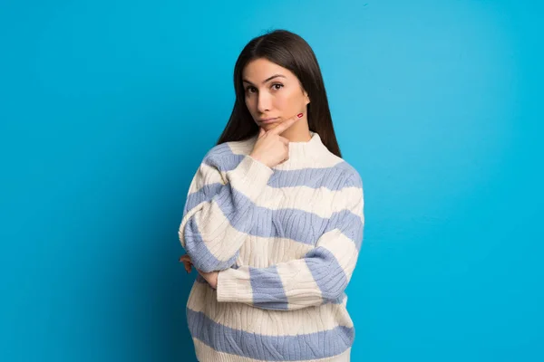 Jovem Mulher Sobre Parede Azul Olhando Para Frente — Fotografia de Stock