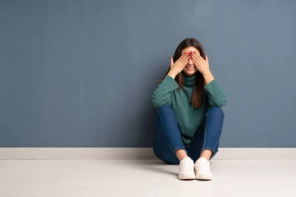 Junge Frau Die Mit Den Händen Auf Dem Boden Sitzt — Stockfoto