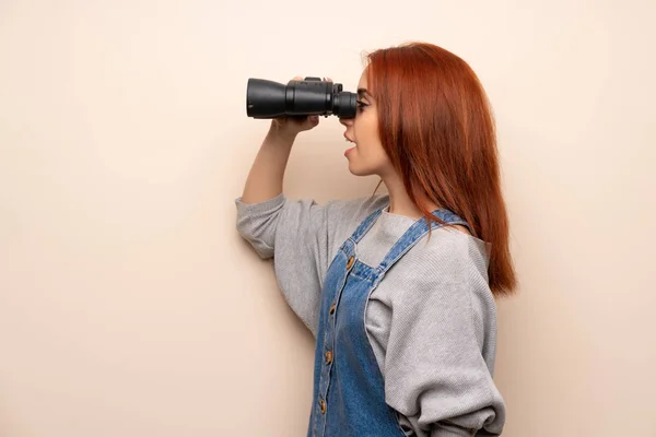 Jeune Femme Rousse Sur Fond Isolé Regardant Loin Avec Des — Photo