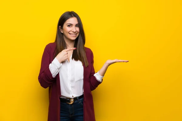 Mujer Joven Sobre Pared Amarilla Sosteniendo Espacio Copia Imaginario Palma — Foto de Stock