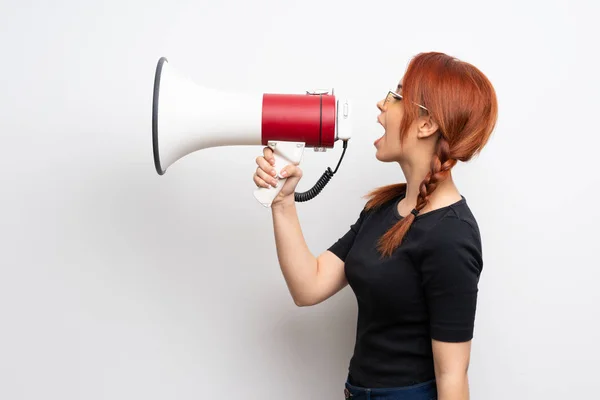 Jonge Roodharige Vrouw Witte Muur Schreeuwen Door Een Megafoon — Stockfoto