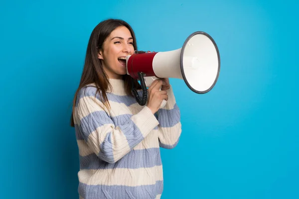 Mujer Joven Sobre Pared Azul Gritando Través Megáfono —  Fotos de Stock