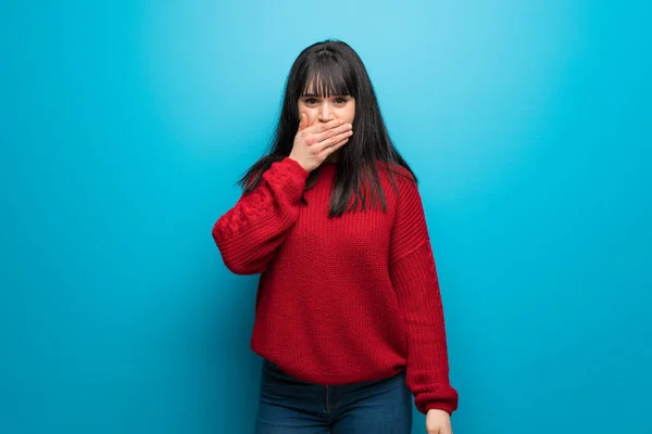 Mulher Com Suéter Vermelho Sobre Parede Azul Cobrindo Boca Com — Fotografia de Stock