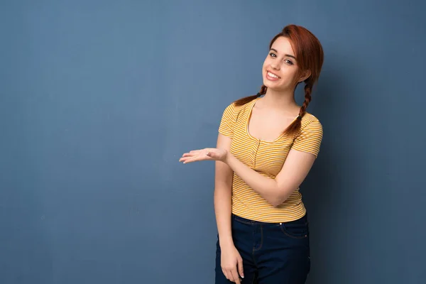 Young Redhead Woman Blue Background Presenting Idea While Looking Smiling — Stock Photo, Image