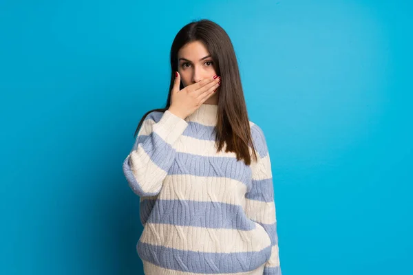 Young Woman Blue Wall Covering Mouth Hands Saying Something Inappropriate — Stock Photo, Image