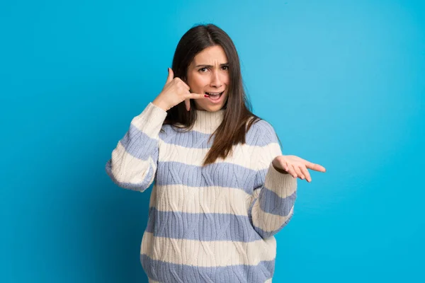 Jovem Mulher Sobre Parede Azul Fazendo Gesto Telefone Duvidar — Fotografia de Stock