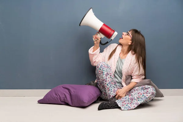 Vrouw Pyjama Verdieping Schreeuwen Door Een Megafoon — Stockfoto
