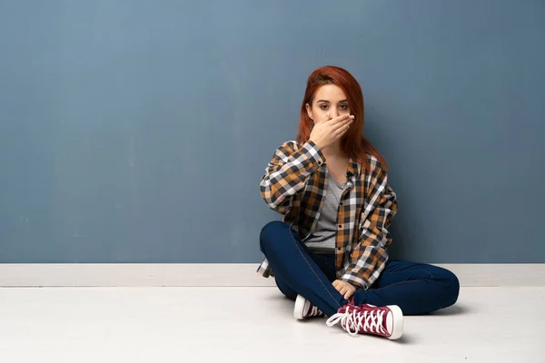 Junge Rothaarige Frau Die Auf Dem Boden Sitzt Und Mund — Stockfoto