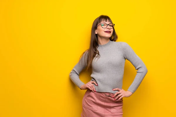 Frau Mit Brille Über Gelber Wand Posiert Mit Armen Der — Stockfoto