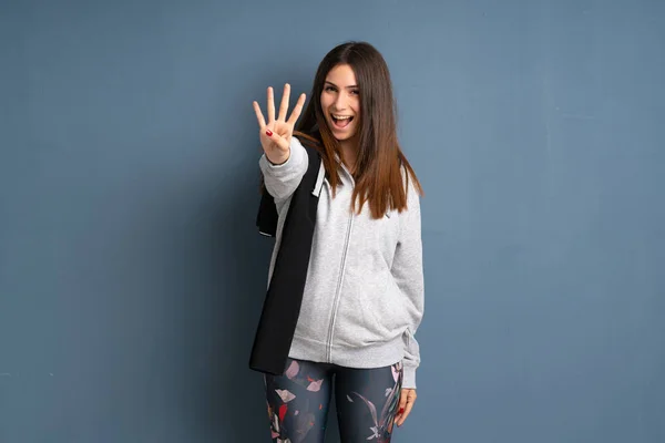 Junge Sportlerin Glücklich Und Zählt Mit Den Fingern Vier — Stockfoto
