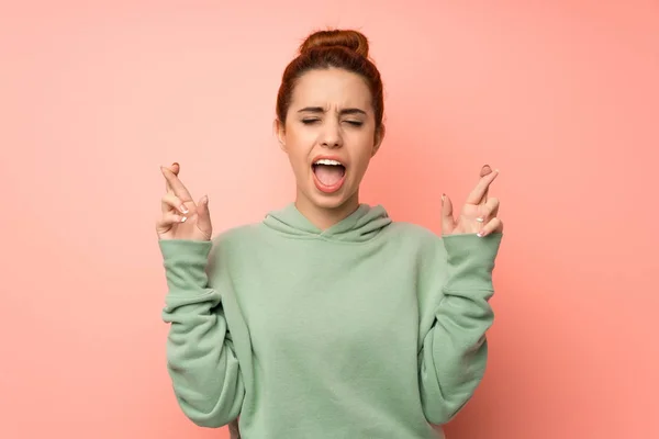 Young Redhead Woman Sweatshirt Fingers Crossing — Stock Photo, Image