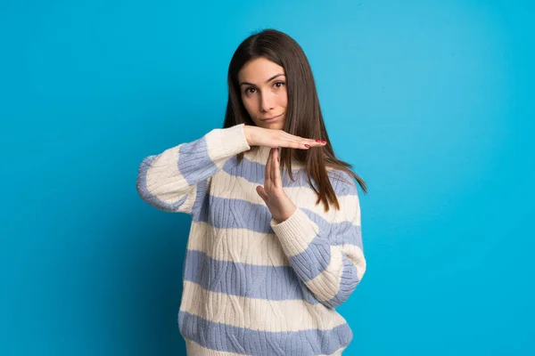 Jonge Vrouw Blauwe Muur Maken Stop Gebaar Met Haar Hand — Stockfoto