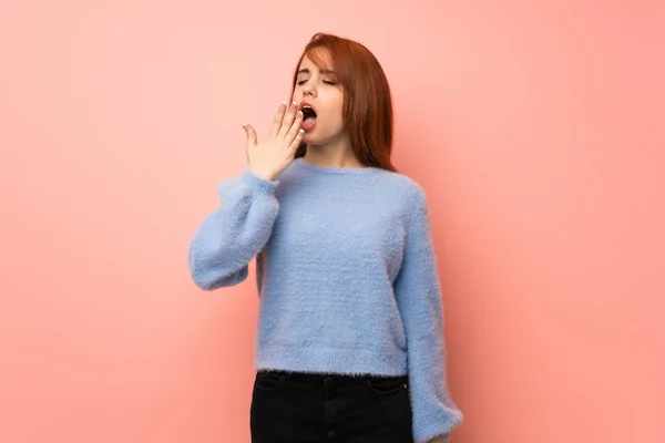 Joven Pelirroja Sobre Fondo Rosa Bostezando Cubriendo Boca Abierta Con —  Fotos de Stock