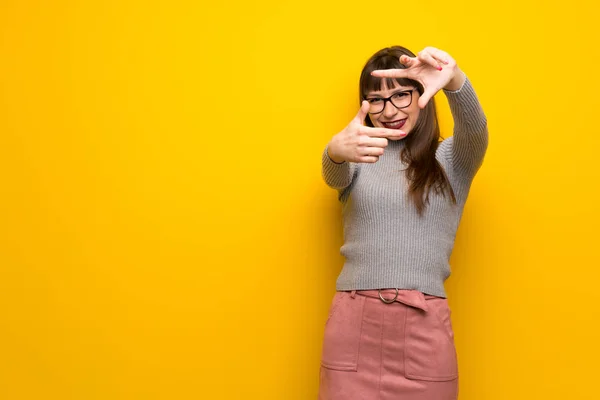 Kobieta Okularach Żółty Ścianę Ostrości Twarzy Symbol Kadrowania — Zdjęcie stockowe