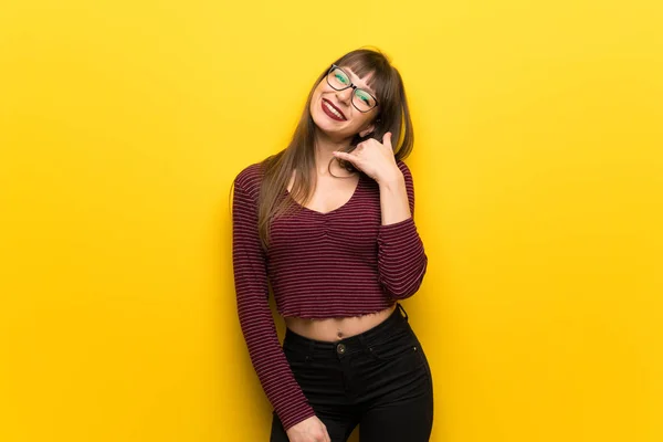 Mulher Com Óculos Sobre Parede Amarela Fazendo Gesto Telefone Chama — Fotografia de Stock