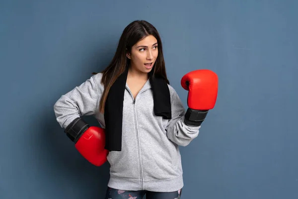 Junge Sportlerin mit Boxhandschuhen — Stockfoto