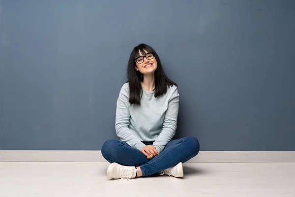 Frau Sitzt Mit Brille Auf Dem Boden Und Ist Glücklich — Stockfoto