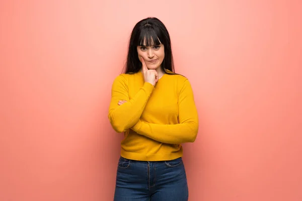 Vrouw Met Gele Trui Roze Muur Looking Voorzijde — Stockfoto