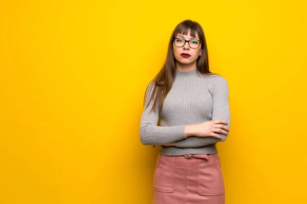 Sarı Wall Portre Üzerinde Gözlüklü Kadın — Stok fotoğraf