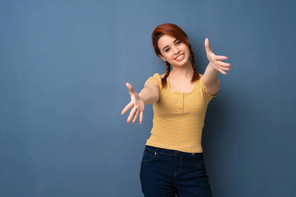 Young Redhead Woman Blue Background Presenting Inviting Come Hand — Stock Photo, Image