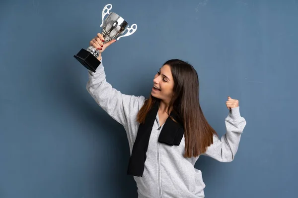 A trófea tartó fiatal sport-női — Stock Fotó