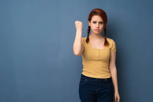 Joven Pelirroja Sobre Fondo Azul Con Gesto Enojado — Foto de Stock