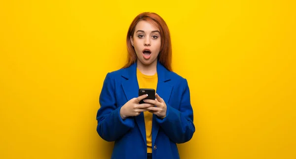 Jovem Ruiva Com Casaco Trincheira Surpreso Enviando Uma Mensagem — Fotografia de Stock