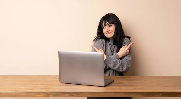 Νεαρή Γυναίκα Που Εργάζεται Laptop Της Επισημαίνοντας Laterals Έχοντας Αμφιβολίες — Φωτογραφία Αρχείου