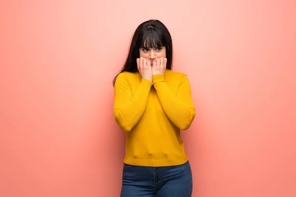 Vrouw Met Gele Trui Roze Muur Nerveus Bang Handen Naar — Stockfoto