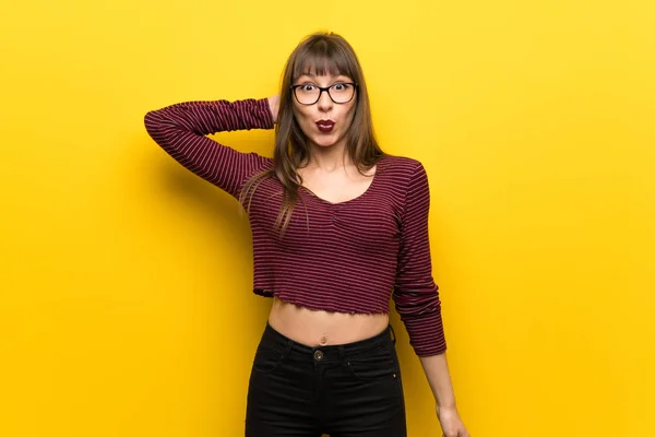 Frau Mit Brille Über Gelber Wand Mit Überraschendem Gesichtsausdruck — Stockfoto