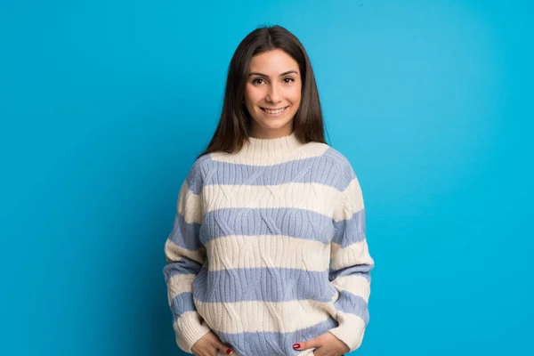 Junge Frau Mit Glücklichem Gesichtsausdruck Über Blaue Wand — Stockfoto