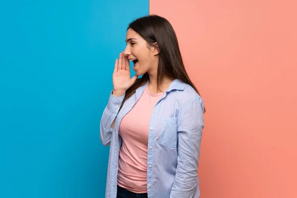 Mujer Joven Sobre Pared Rosa Azul Gritando Con Boca Abierta —  Fotos de Stock