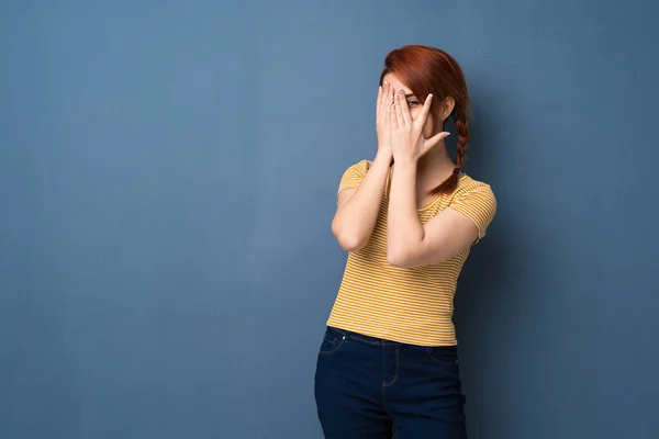 Junge Rothaarige Frau Über Blauem Hintergrund Die Die Augen Mit — Stockfoto