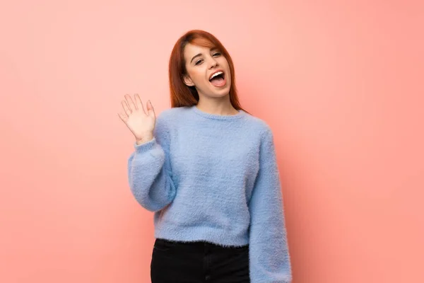 Giovane Rossa Donna Sfondo Rosa Saluto Con Mano Con Espressione — Foto Stock