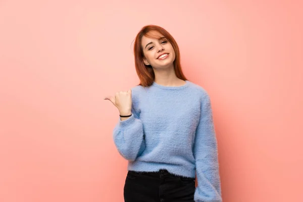 Giovane Donna Rossa Sfondo Rosa Che Punta Verso Lato Presentare — Foto Stock