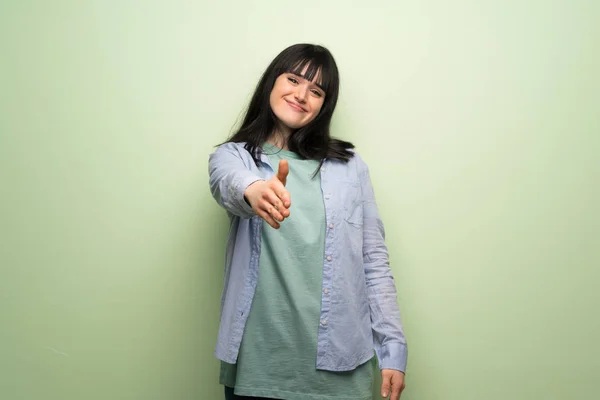 Young Woman Green Wall Shaking Hands Closing Good Deal — Stock Photo, Image