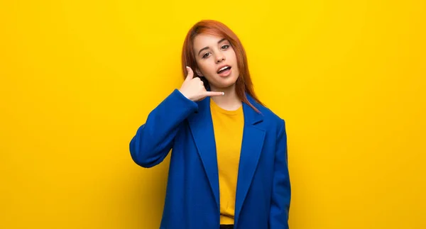 Jeune Femme Rousse Avec Trench Coat Faisant Geste Téléphone Rappelle — Photo