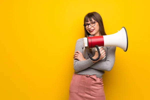 Kobieta Okularach Żółte Ściany Trzymając Megafon — Zdjęcie stockowe