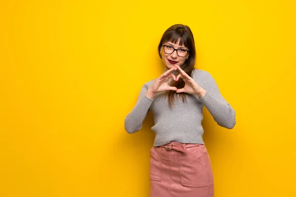 Žena Brýlemi Nad Žlutou Stěnu Tak Aby Symbol Srdce Ruce — Stock fotografie
