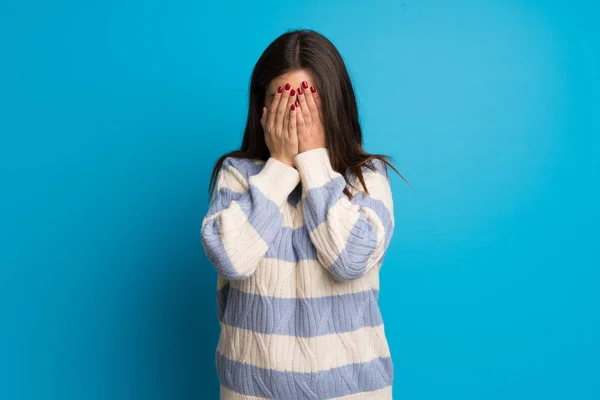 Mujer Joven Sobre Pared Azul Con Expresión Cansada Enferma — Foto de Stock