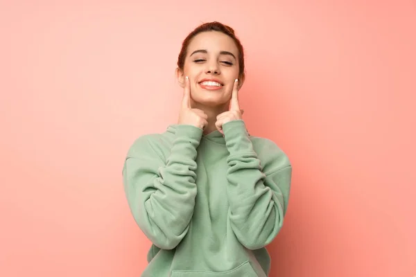 Mulher Ruiva Jovem Com Camisola Sorrindo Com Uma Expressão Feliz — Fotografia de Stock