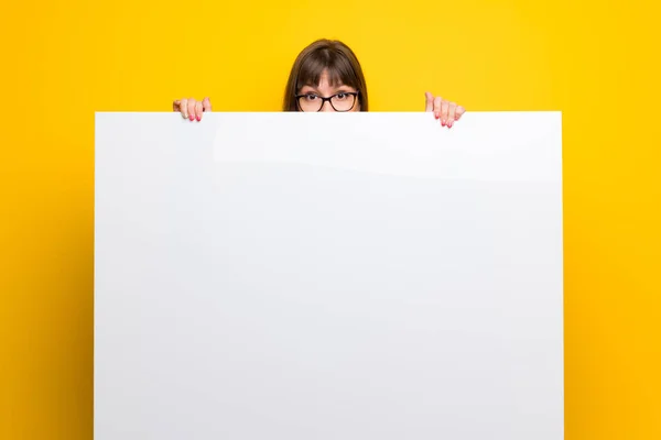 Ženy Brýlemi Nad Žluté Zdi Držící Štítek Pro Vložení Koncept — Stock fotografie