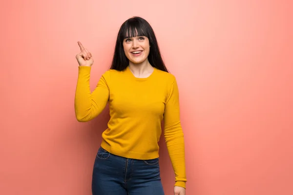 Vrouw Met Gele Trui Roze Muur Willen Realiseert Oplossing Terwijl — Stockfoto