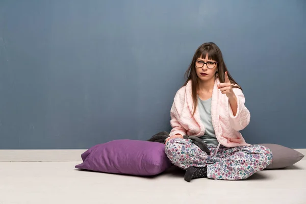 Mujer Pijama Suelo Frustrada Señalando Hacia Frente — Foto de Stock