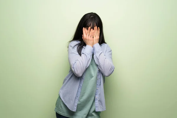 Mujer Joven Sobre Pared Verde Cubriendo Los Ojos Con Las —  Fotos de Stock