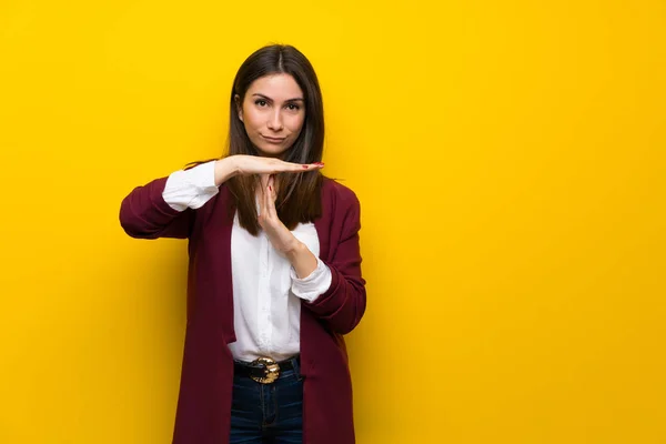 Młoda Kobieta Żółty Ścianę Dokonywanie Gest Limit Czasu — Zdjęcie stockowe