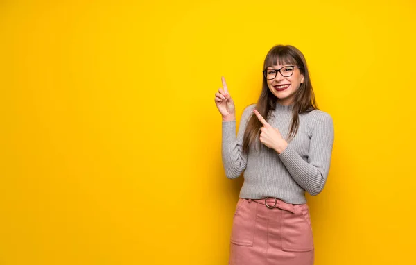 Žena Brýlemi Přes Žlutou Zeď Najeďte Ukazováčkem Vyhledávání — Stock fotografie