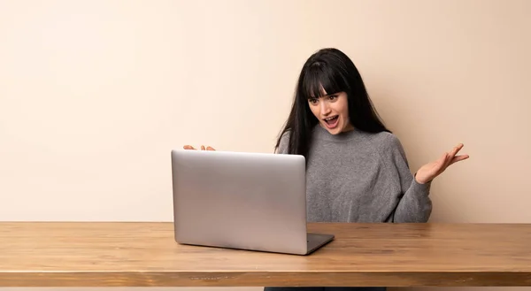 Νεαρή Γυναίκα Που Εργάζεται Laptop Της Χαμογελάει Πολύ — Φωτογραφία Αρχείου